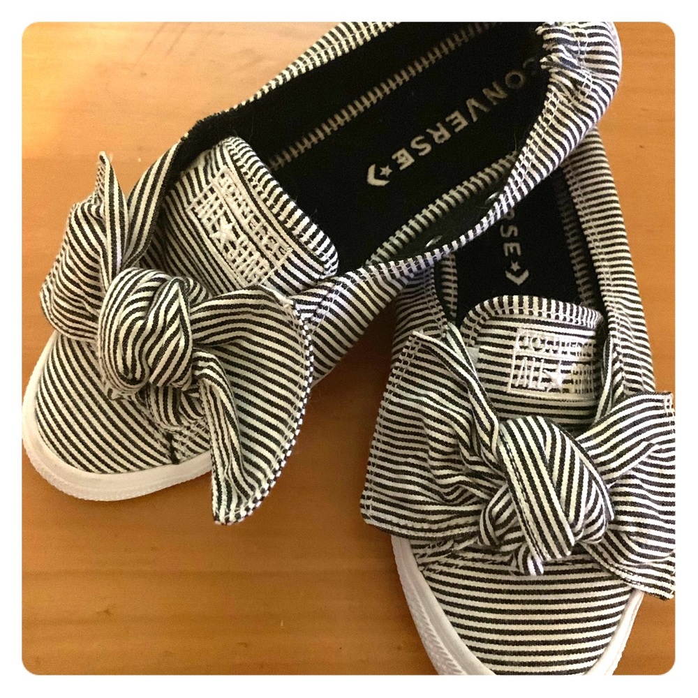 Size 7 converse shoes
